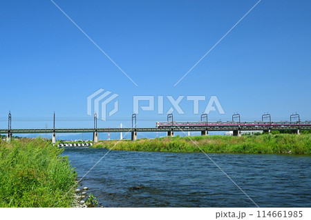 多摩川を渡る京王電車 114661985