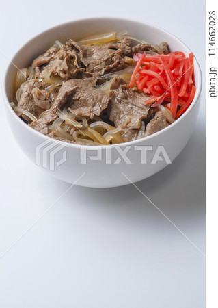 白背景の紅生姜がのった牛丼の写真 114662028