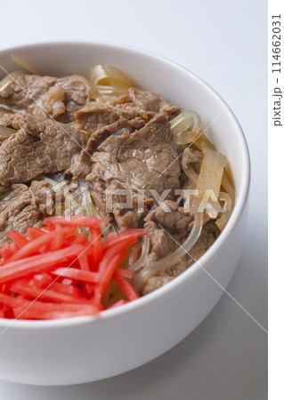 白背景の紅生姜がのった牛丼の写真 114662031