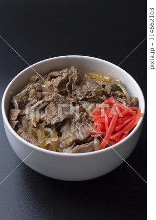 黒背景の紅生姜がのった牛丼の写真 114662103