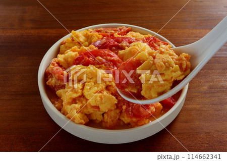 テーブル背景のトマト卵炒め 114662341