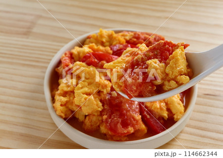テーブル背景のトマト卵炒め 114662344