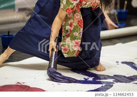 半紙の上で躍動する女性 114662453