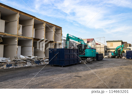解体工事現場 重機バックホー 解体工事現場 重機バックホー 114663201