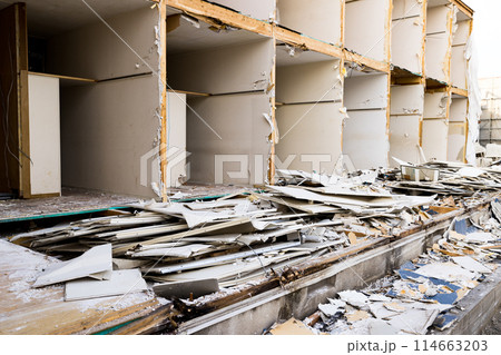 アパート解体工事現場  アパート解体工事現場  114663203