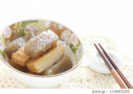 コンニャクとさつま揚げ コンニャクとさつま揚げ 114663205