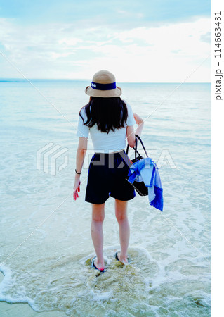 沖縄のプライベートビーチでヨガをする女性 114663431