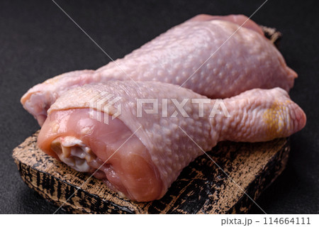 Raw chicken legs with salt, spices and herbs Raw chicken legs with salt, spices and herbs 114664111