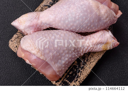 Raw chicken legs with salt, spices and herbs Raw chicken legs with salt, spices and herbs 114664112