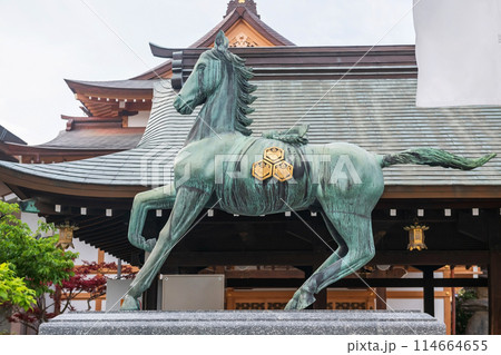 Brass horse statue at Kushida Shrine in spring, Fukuoka 114664655