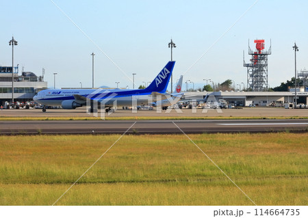 【香川県】離着陸する旅客機、ジェット機(高松空港) 【香川県】離着陸する旅客機、ジェット機(高松空港) 114664735