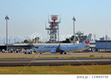 【香川県】離着陸する旅客機、ジェット機（高松空港） 114664736