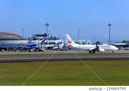 【香川県】離着陸する旅客機、ジェット機(高松空港) 【香川県】離着陸する旅客機、ジェット機(高松空港) 114664740