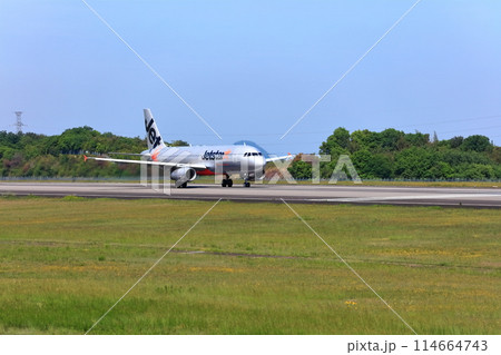 【香川県】離着陸する旅客機、ジェット機（高松空港） 114664743