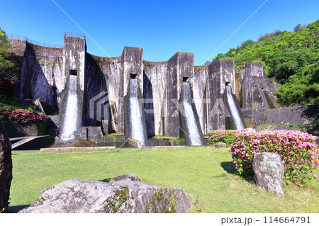 【香川県】ツツジ咲く春の豊稔池ダム(豊稔池堰堤)国最初の石積式多連マルチプルアーチダム 【香川県】ツツジ咲く春の豊稔池ダム(豊稔池堰堤)国最初の石積式多連マルチプルアーチダム 114664791