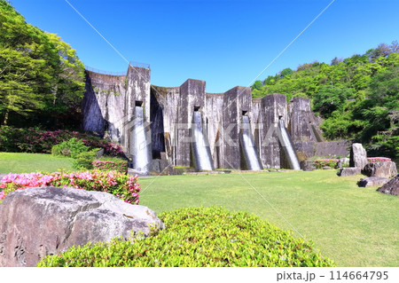 【香川県】ツツジ咲く春の豊稔池ダム（豊稔池堰堤）国最初の石積式多連マルチプルアーチダム 114664795