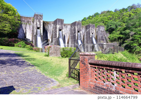 【香川県】ツツジ咲く春の豊稔池ダム(豊稔池堰堤)国最初の石積式多連マルチプルアーチダム 【香川県】ツツジ咲く春の豊稔池ダム(豊稔池堰堤)国最初の石積式多連マルチプルアーチダム 114664799
