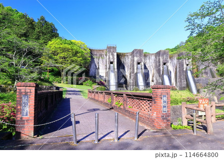 【香川県】ツツジ咲く春の豊稔池ダム（豊稔池堰堤）国最初の石積式多連マルチプルアーチダム 114664800