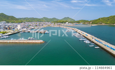 東かがわ市引田漁港の空撮風景 114664961