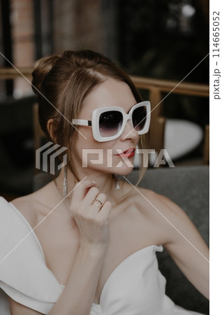A young couple in wedding looks posing in a stylish loft bar. 114665052
