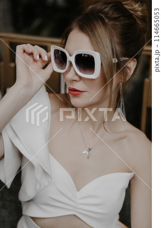 A young couple in wedding looks posing in a stylish loft bar. 114665053