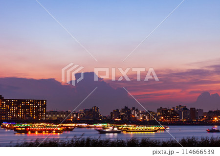 花火の打ち上げを待つ屋形船と夕焼けの空 東京都 花火の打ち上げを待つ屋形船と夕焼けの空 東京都 114666539