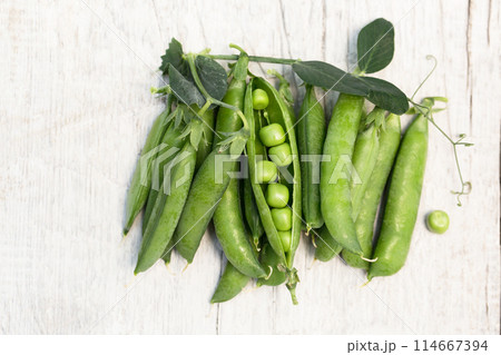 Pods of ripe green peas 114667394