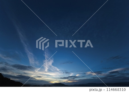 多様な雲が多彩に朝焼けした夜明け空・初秋・超広角・空主体・230912am 多様な雲が多彩に朝焼けした夜明け空・初秋・超広角・空主体・230912am 114668310