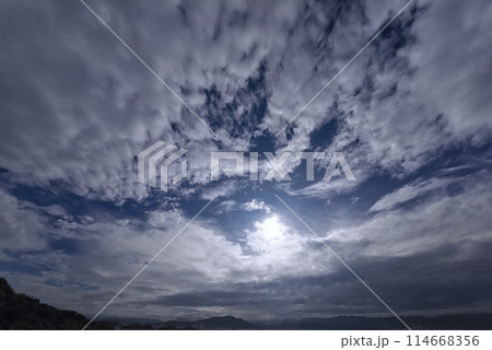 多様な雲が現れた初秋の朝空・超広角・空主体・230912am 多様な雲が現れた初秋の朝空・超広角・空主体・230912am 114668356