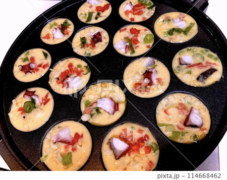 タコヤキを焼いているところ 114668462