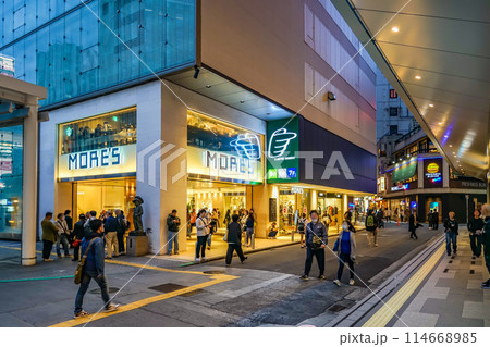 【神奈川県】夜の横浜駅西口モアーズ前 【神奈川県】夜の横浜駅西口モアーズ前 114668985