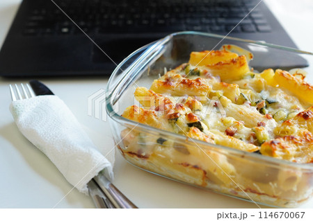 オフィスのデスクでタッパーに入ったパスタで昼食 オフィスのデスクでタッパーに入ったパスタで昼食 114670067