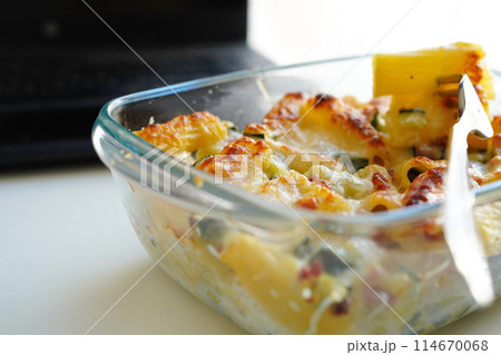 オフィスのデスクでタッパーに入ったパスタで昼食 オフィスのデスクでタッパーに入ったパスタで昼食 114670068