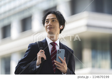 スマートフォンを持った30代のビジネスマン 114670199