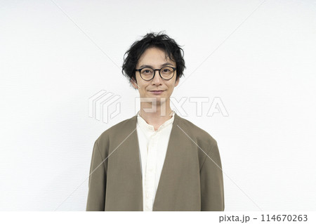 カメラ目線のメガネをかけた30代の男性 114670263