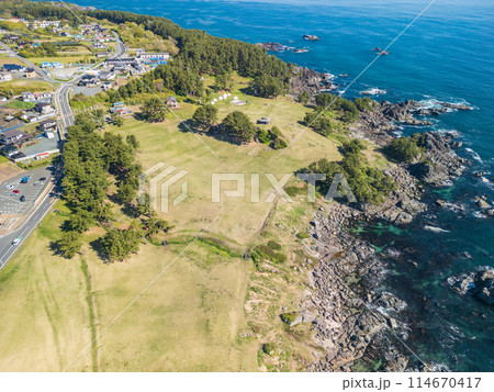 「青森県」海側から種差海岸をドローンで撮影 春 「青森県」海側から種差海岸をドローンで撮影 春 114670417