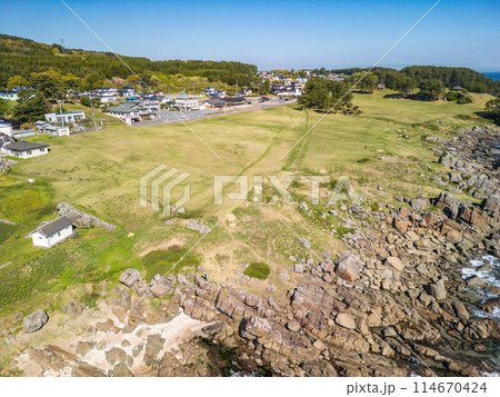 「青森県」海側から種差海岸をドローンで撮影　春 114670424