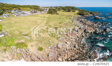 「青森県」海側から種差海岸をドローンで撮影　春 114670425