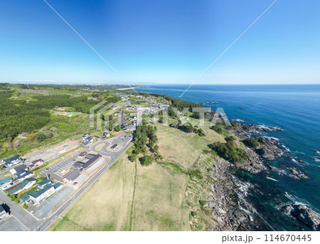 「青森県」海側から種差海岸をドローンで撮影 春 「青森県」海側から種差海岸をドローンで撮影 春 114670445