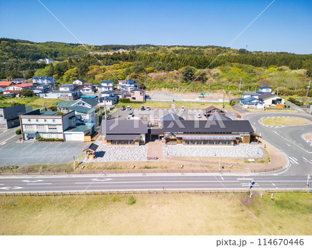 「青森県」海側から種差海岸をドローンで撮影　春 114670446