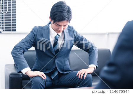 反省して謝罪をするビジネスマン 114670544