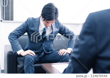 反省して謝罪をするビジネスマン 反省して謝罪をするビジネスマン 114670548