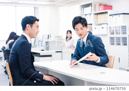 窓口業務をする若いビジネスマン 114670730