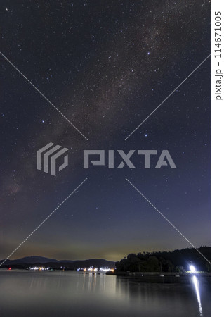 瀬戸内の秋の星景 夜半の西空の夏の大三角と白鳥座 瀬戸内の秋の星景 夜半の西空の夏の大三角と白鳥座 114671005