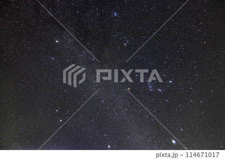 秋の星空 明け方の空の冬のダイヤモンド 秋の星空 明け方の空の冬のダイヤモンド 114671017