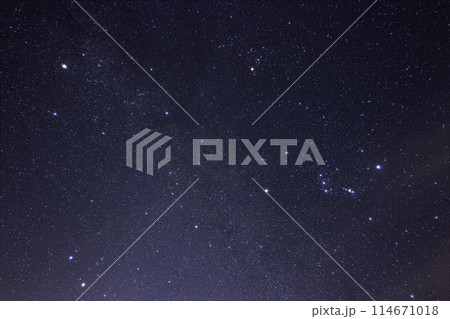 秋の星空　明け方の空に輝く冬の星座 114671018