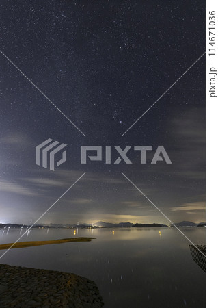 牡蠣棚並ぶ瀬戸内の空に昇るオリオン座と冬の大三角 114671036