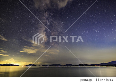 瀬戸内の秋の星景　多島美の空の天の川 114671043