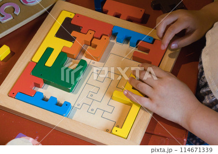 パズルをする子ども パズルをする子ども 114671339