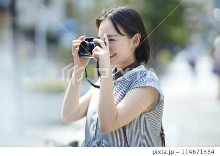 カメラ女子　旅行　一人旅　 114671384
